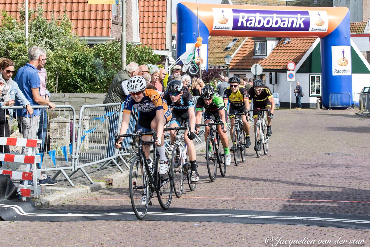 NataschaVis's tweet photo. Mijn alle eerste keer ooit aan de start van #rondevanoosterend was een leuk koersje(feestje) rondjes crossen door me geboorte dorp @kijani_triathlon_team @hammernutrition #rogellisportswear #ask4benefits #clencore https://t.co/tFGBrIxDHx