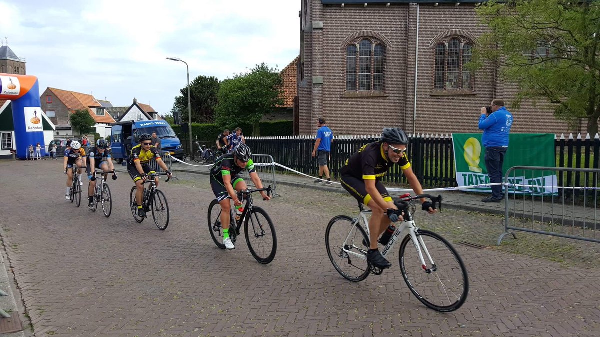 Mijn alle eerste keer ooit aan de start van #rondevanoosterend was een leuk koersje(feestje) rondjes crossen door me geboorte dorp @kijani_triathlon_team <a href="/hammernutrition/">HAMMER NUTRITION</a> #rogellisportswear #ask4benefits #clencore