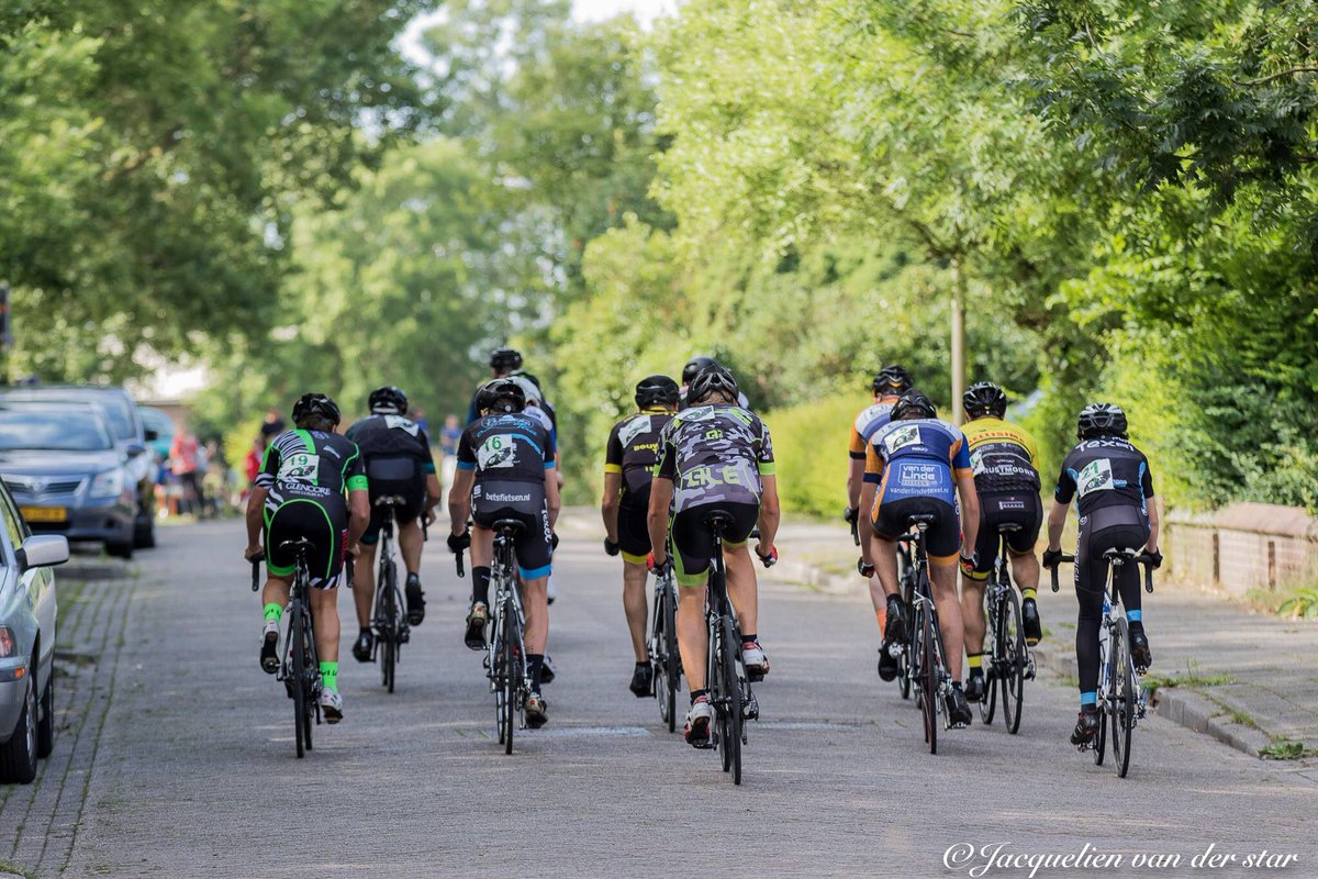 NataschaVis's tweet photo. Mijn alle eerste keer ooit aan de start van #rondevanoosterend was een leuk koersje(feestje) rondjes crossen door me geboorte dorp @kijani_triathlon_team @hammernutrition #rogellisportswear #ask4benefits #clencore https://t.co/tFGBrIxDHx