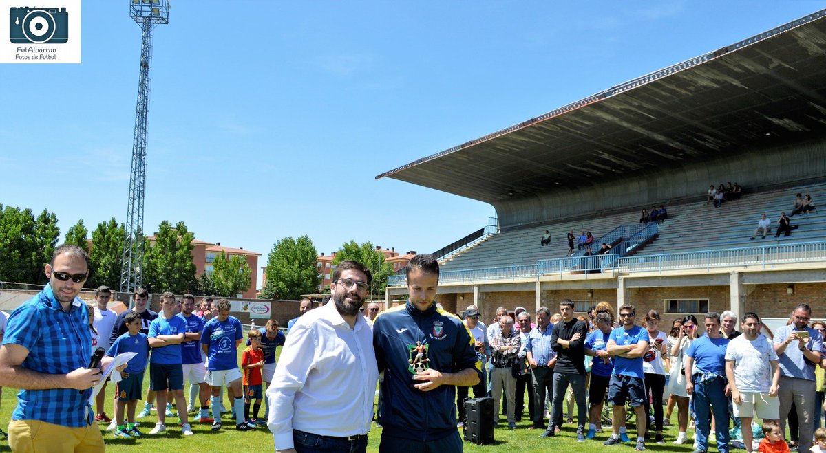 AlbarranFut's tweet photo. FOTOS -> Final Copa Deportes Sanchez
Entrega de Trofeos
-> Mejor jugador del Torneo EL FRESNO
.> Pichichi EL FRESNO
-> Al Zamora para EL FRESNO
-> Campeón de Liga  @cd_sanantonio #Avila https://t.co/eEFUh6zKiA