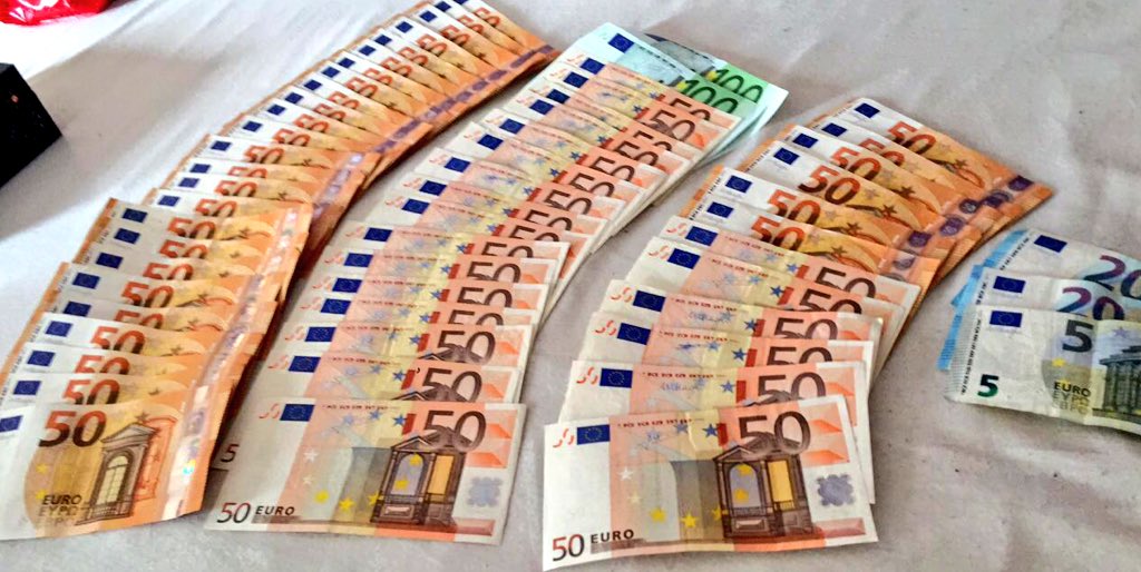 jorrevdv's tweet photo. you need to blow the money #money #richteenager #blowthemoney #spending #euro #50euro #100euro #20euro #MoneyToken #moneyfornothing #MoneyCalling https://t.co/SUQK20VwTA