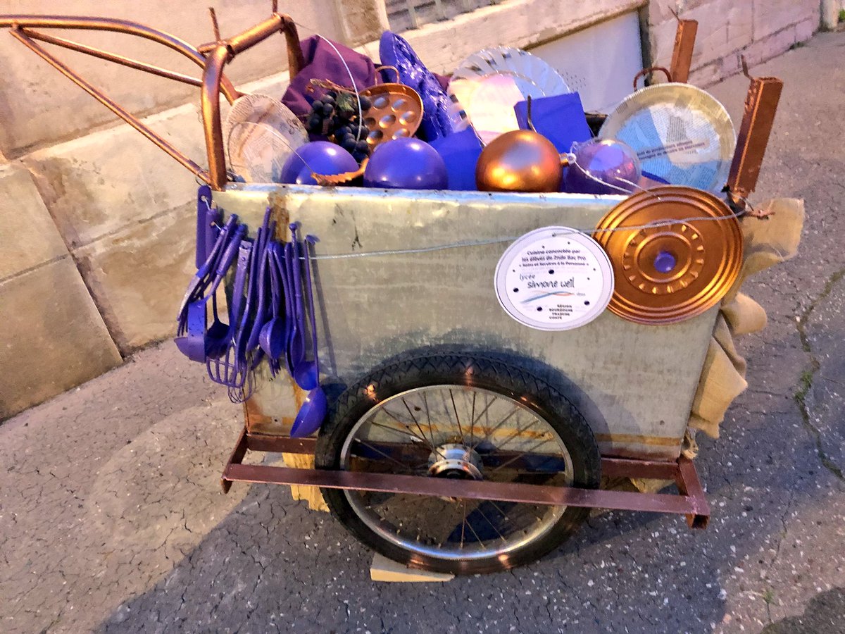 Rolland_Denis's tweet photo. Quand deux lycées #professionnels apportent une touche aussi sensible que visible à #littérature, la #fierté est collective.✨
#Menus & #poésie
#Festival #Clameur (s) Les mots à la bouche, littérature du #goût.
Lycées #SimoneWeil & #LeCastel #Dijon
@clameursdijon @MinistereCC https://t.co/QdDC3df8yT