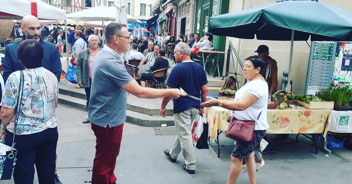Gauvain_Raphael's tweet photo. 🔵⚪🔴#SurLeTerrain🔵⚪🔴
Présents ce matin sur le marché de #ChalonsurSaône à la rencontre de nos concitoyens avec les Marcheurs d'@enmarche71 et les @JeunesMacron.
🔵Rencontrer
⚪Échanger
🔴Expliquer
🔝Ecouter
#Ensemble #EnMarche #1anMacron #1andaction https://t.co/80uzT4qkoU