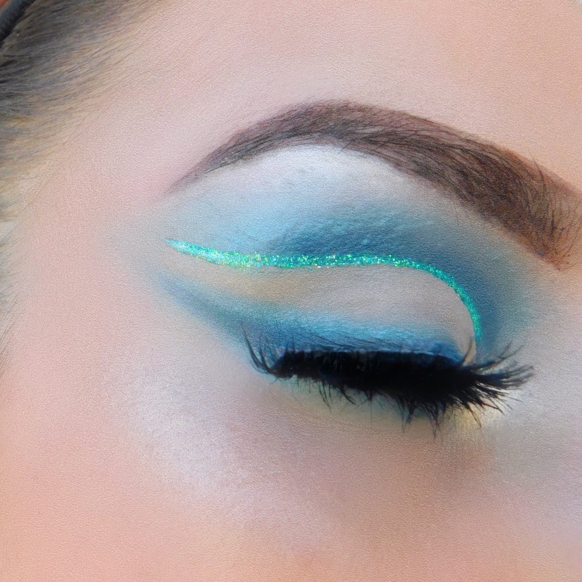 livelovetru's tweet photo. Feeling blue 🐬
@elfcosmetics Brow Pencil 
@hardcandylife Concealer Palette 
@nyxcosmetics Eyeshadow Base 
@luminesscosmetics Word Palette
@lagirlcosmetics Concealer 
@revlon Eye Art in Green Glimmer
@ardellbeauty Lashes
#undiscovered_muas   #nyxcosmetics #hudabeauty https://t.co/DbrQ4I6h7R