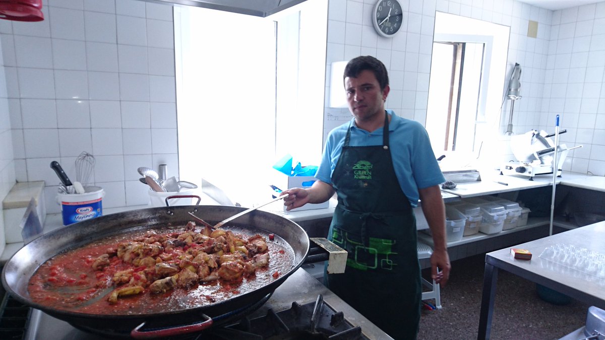 ClubTramuntana's tweet photo. Ja portem 10 hores ben aprofitades... Però això sembla més una convivència gastronòmica que d'estudi! #trimestrals #aperlesdotze https://t.co/qRYKB6uUW4