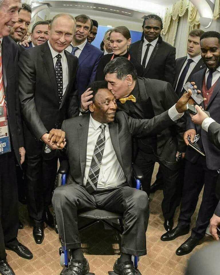 williamurriago's tweet photo. El hombre con * 1283 goles y 3 copas del mundo *
Pelé siendo bienvenido por el presidente Putin a la copa del mundo y besado por el legendario Maradonna!!
Esta es la rueda de la vida. Amor, vivir y perdonar!! Que bonito es el fútbol. #DirectvMundial https://t.co/eMOsJctEol