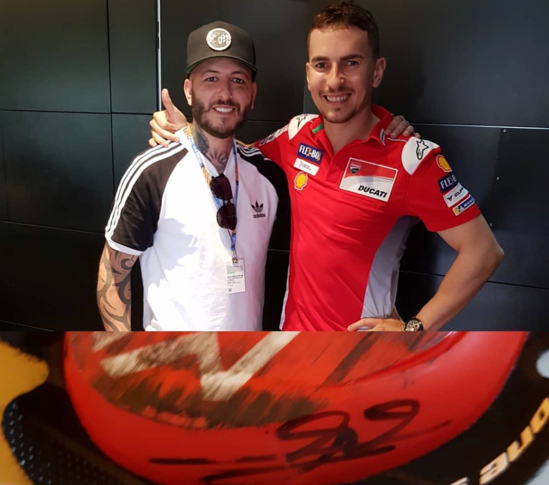 ChristianMaez's tweet photo. Toco parada en box para el el pelo a Jorge Lorenzo gracias por el detalle https://t.co/Y5hlBNCIhm