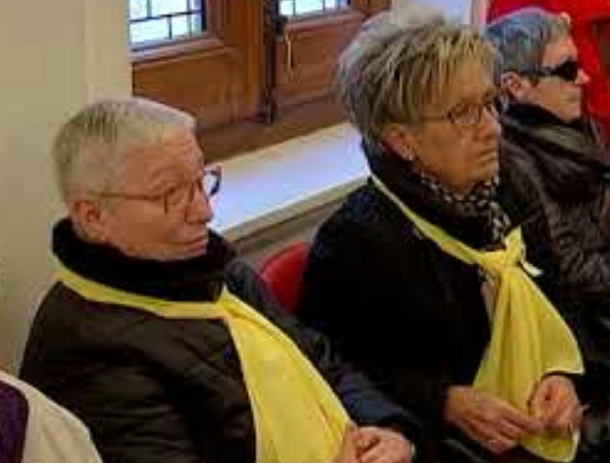 PereForcada's tweet photo. La imagen de la Izquierda, lo que se ve por las calles de Cataluña, gente con lazos amarillos
La imagen de la derecha, lo que ve @inesarrimadas. Gente violenta provocando
#MatrixC's https://t.co/6L4YZfJtsl