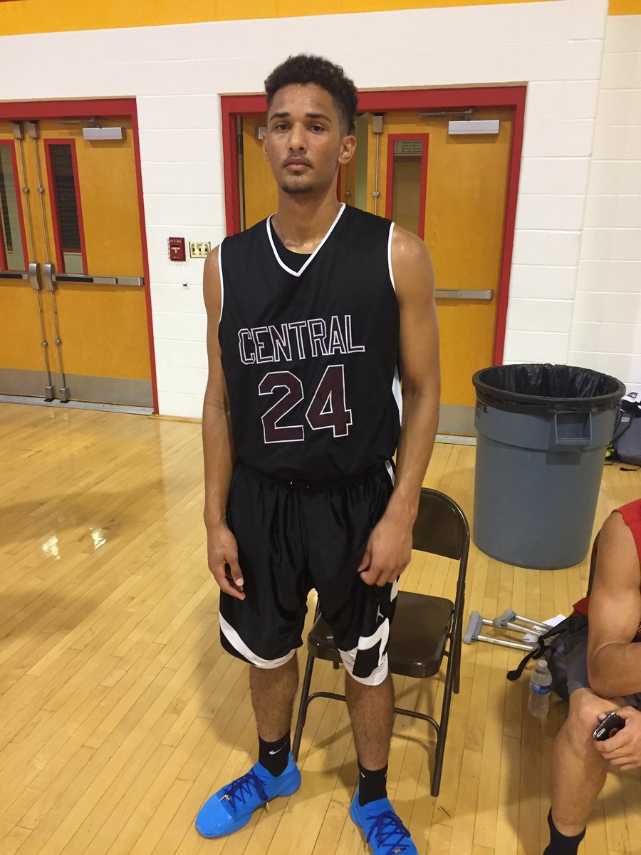 FriendlyCityBB's tweet photo. @Anthony5Robbins leads @CCHSHoops_ in a tough win vs. @WHS_BoysHoops. The Knights play in 5 minutes vs. Parkersburg High School in the semifinals. https://t.co/IxujNcAe8f