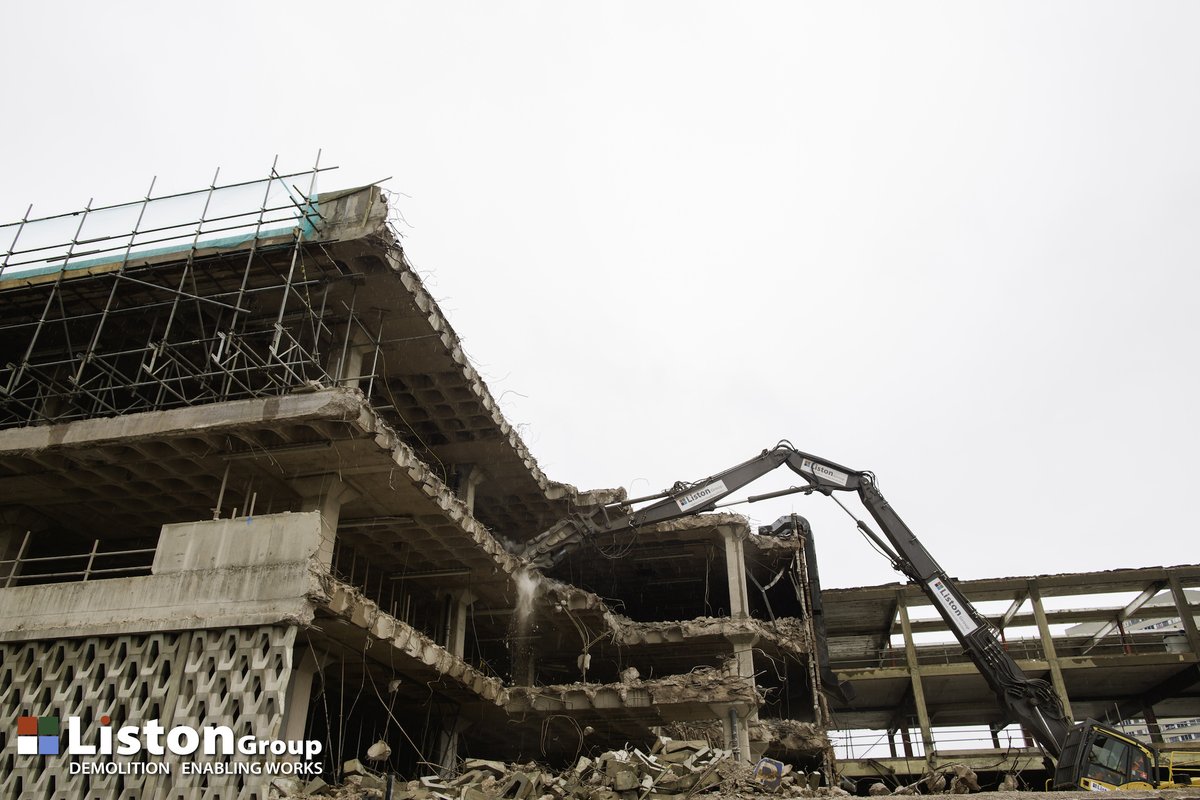 ListonGroup's tweet photo. Each project of high-rise demolition has its own unique demands, which is why we utilise a number of methods including high-reach machinery &amp; explosives to ensure a successful result 💪 https://t.co/dTFlB7xNxh #BrumHour https://t.co/rkgzar9SyJ