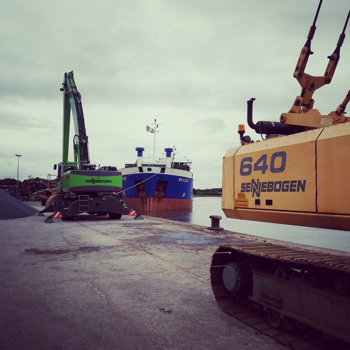 PortDundalk's tweet photo. #dundalk #dundalkport #dundalkharbour #sennebogen #crane #materialhandler #ship #shipping #harbourcrane #ireland #port #scrap #stevedore #stevedoring #rixflevo #loadingshovel #clouds https://t.co/kHVEK7jIYu