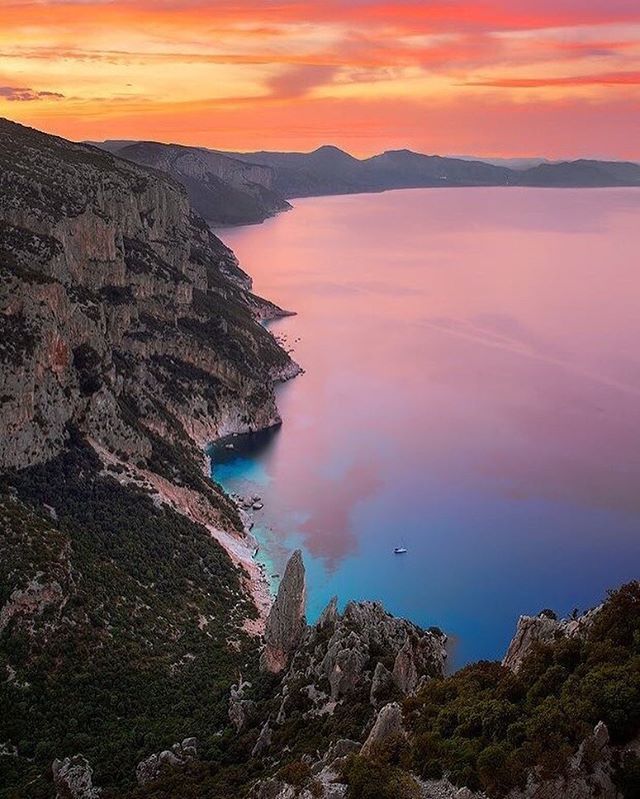 lanuovasardegna's tweet photo. Tramonto a Cala Goloritzè, Baunei. Questa foto è stata scattata da Marco Buttu @marco.buttu ed è stata pubblicata da Rossana @hara_key 
Mostrate la bellezza dei vostri territori, della natura, delle tradizioni e dei luoghi storici usando l'hashtag #lanuo… https://t.co/9HM5dzTjWe https://t.co/5iYbEYlIYc