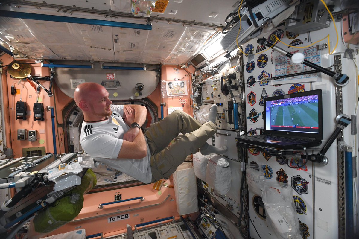 Astro_Alex's tweet photo. .@DFB_Team Das erste Spiel zählt noch als Generalprobe! ;) Gratulation an @miseleccionmxEN, tolle Leistung von beiden Teams. Danke auch an @matshummels für die netten Grüße. Drücke von der #ISS aus die Daumen fürs nächste Spiel! https://t.co/0lAi9pCf3T