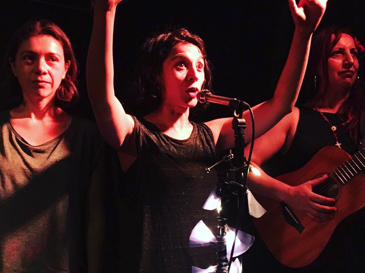 Esta tarde es de celebrar el espíritu latinoamericano  a través de una de sus figuras más altas: Violeta Parra. "Un gavilán para Violeta" de <a href="/MalaMadreteatro/">compañiamalamadre</a>. A las 6pm. en #SalaNovo <a href="/LaCapillaTeatro/">Teatro La Capilla</a> ¡Segunda función!