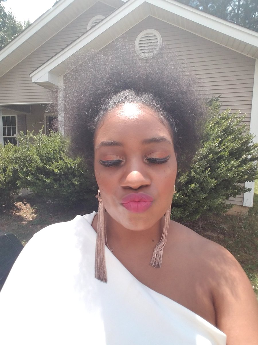 MillicentCunn11's tweet photo. Bc my Afro puff, baby hair, and my #itsmyrayeraye highlighter poppin' @ItsMyRayeRaye @covergirlpowder in translucent honey #model #imodel #naturalista #naturalchic #modelmania #modelmagic https://t.co/NJUlOnjQws