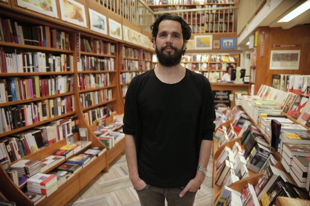 ajavierlopez's tweet photo. La parrafada del domingo. Sobre gente que hace libros, arte, vidas, versos.
https://t.co/o4RCNe9M4r vía @diariosur https://t.co/Aj6vbQUQMZ