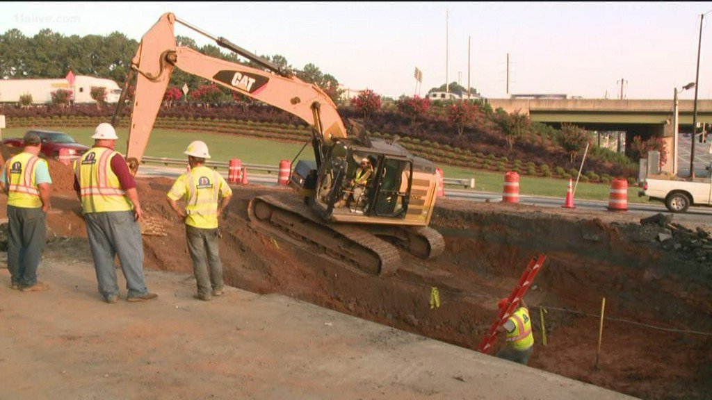 285/41 sinkhole repairs continuing through the day on Sunday on.11alive.com/2JKqK7o https://t.co/R97uBx9ub9