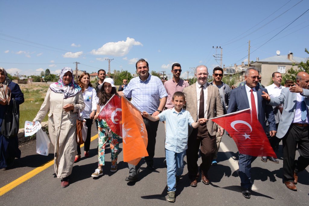 fevziozgokce's tweet photo. Muhabbet Şehri Van’da Aziz,Vefalı ve Kadirşinas Halkımızla Bayramlaşmaya Edremit’te devam ediyoruz. #muhabbet ve #uhuvvet içinde kucaklaşarak saatlerce #musafaha yaparak çifte bayramı halkımızla birlikte huzur içinde bayramlaşmaya devam ediyoruz
#VakitVANVakti
#TürkiyeŞahlanıyor https://t.co/rQMDhbTfTb
