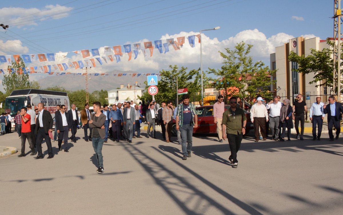 fevziozgokce's tweet photo. Muhabbet Şehri Van’da Aziz,Vefalı ve Kadirşinas Halkımızla Bayramlaşmaya Edremit’te devam ediyoruz. #muhabbet ve #uhuvvet içinde kucaklaşarak saatlerce #musafaha yaparak çifte bayramı halkımızla birlikte huzur içinde bayramlaşmaya devam ediyoruz
#VakitVANVakti
#TürkiyeŞahlanıyor https://t.co/VQcN3AyXS4