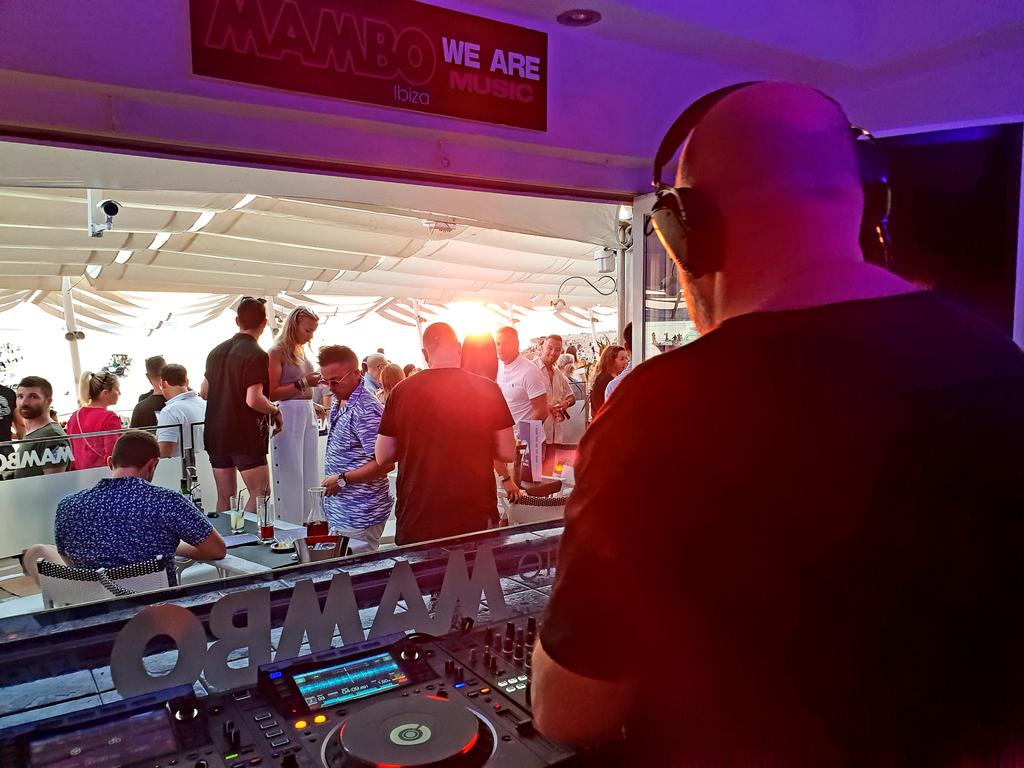 jasontrinder's tweet image. Playing sunset tonight @🎧 @Mamboibiza +the legend himself  @SimonDunmore #DefectedInTheHouse