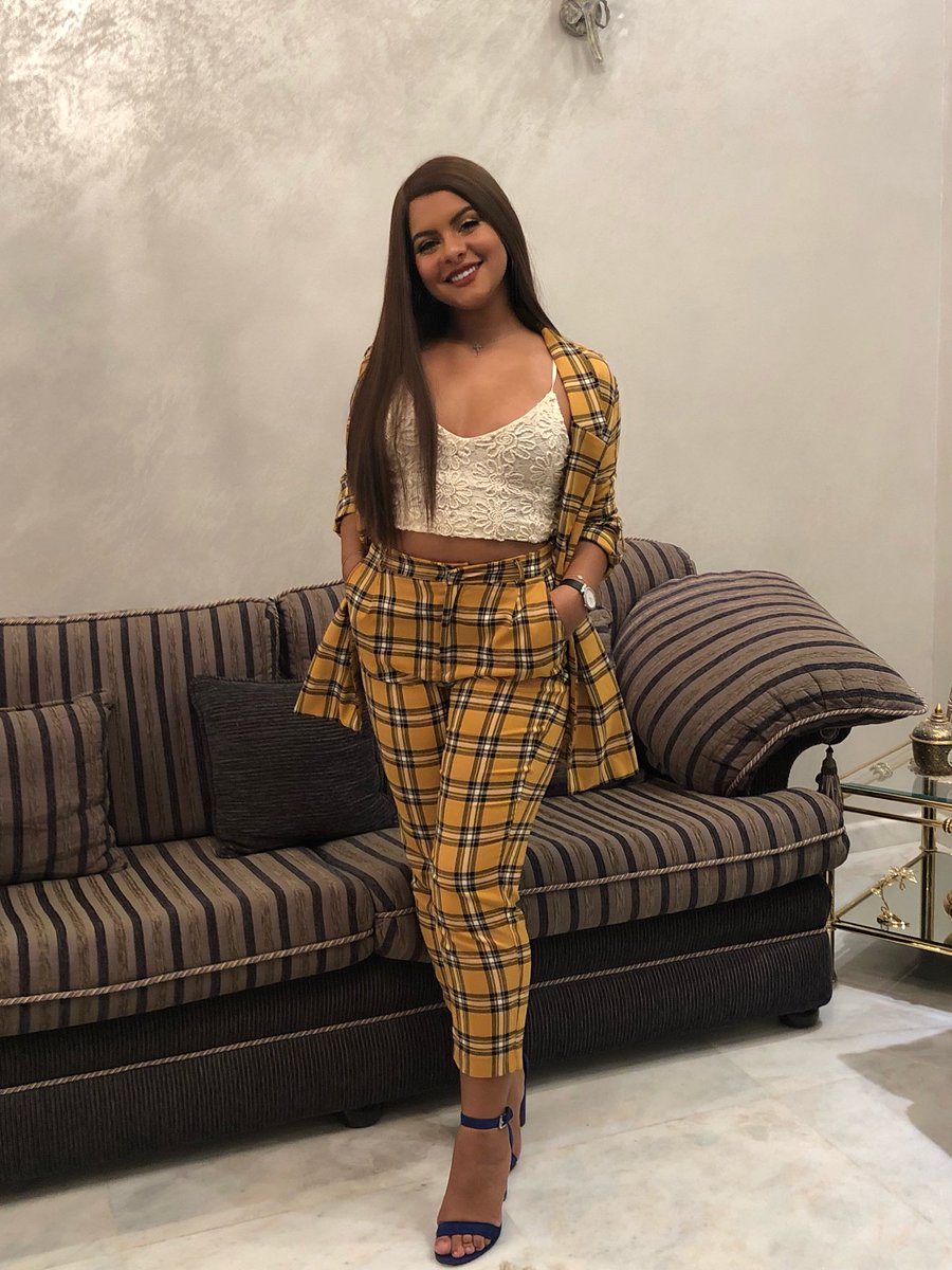 queenree___'s tweet photo. As if! (But pants) 
عساكم من عواده https://t.co/bXtC9O6xw0