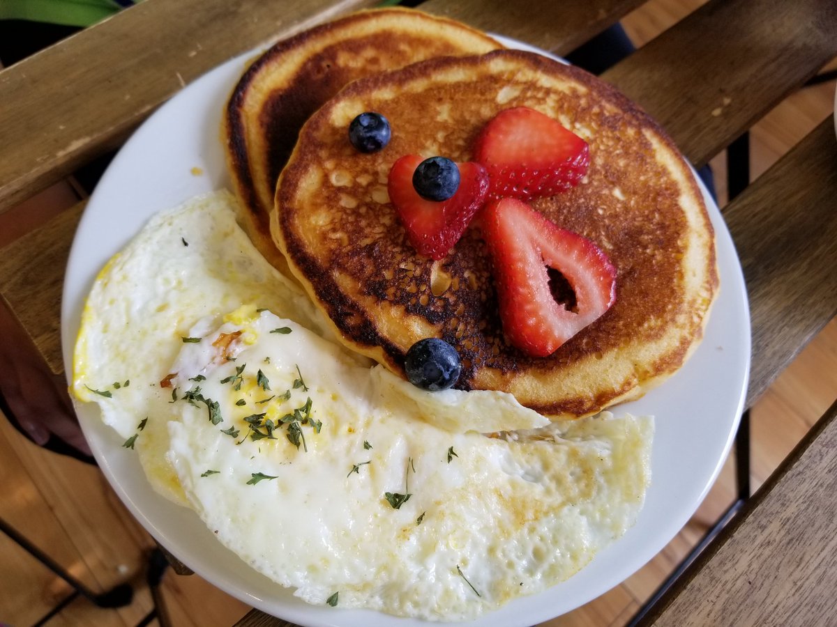 AntawanHolmes's tweet image. The Steak &amp;amp; Eggs, Shrimp &amp;amp; Grits w/ Andouille Sausage + Red Gravy, &amp;amp; Sweet Potatoe Pancakes are all delicious! #Ward7 @SmallBizDC @W7BZP @DMPEDDC @OPinDC @DCDISB @DCDHCD @dcchamber @MinnesotaAveNE @ANC7C