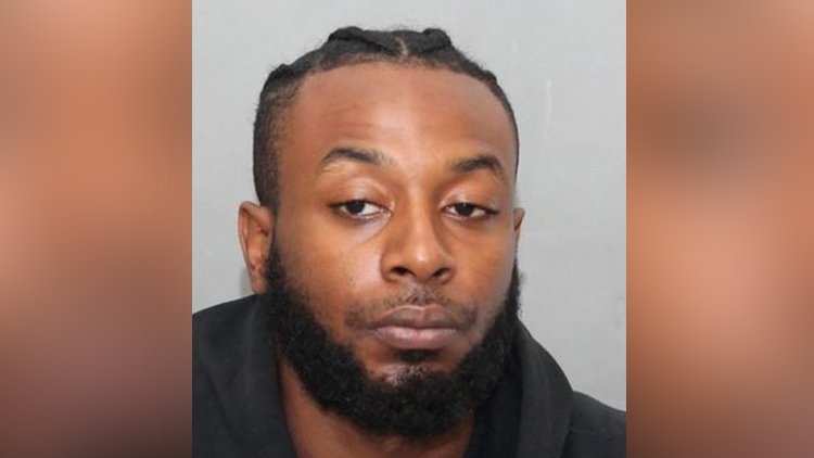 Oakville man facing 10 charges after shots fired in downtown Toronto. READ MORE: ow.ly/3qIC30kxeGH https://t.co/OZw6fjwYgR