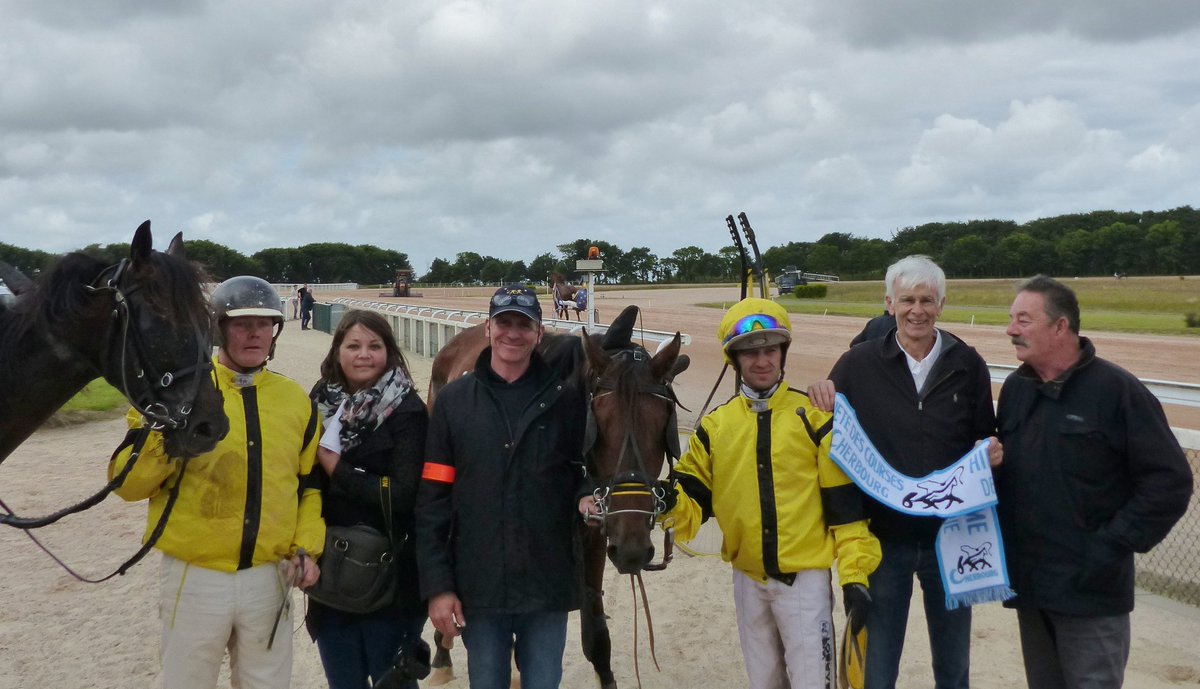 HippodromeLaGla's tweet photo. Belle photo pour l'Ecurie Brindor et son entourage (notamment @caroline_surest ), 1er et 4e du Prix Coktail Jet grâce à Flash de Bucy et Fan de Bucy ! https://t.co/MR2vmWT7YA