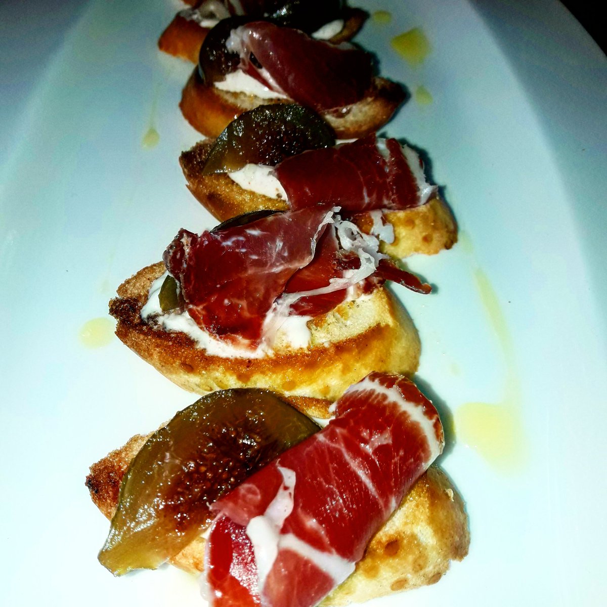 Brusquetas queso crema saborizado,higos y bondiola