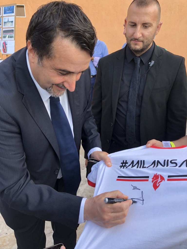 MassMirabelli's tweet photo. Al #FestivaldelMilanismo di #Gallipoli alla scoperta di un mondo fatto di amore e di passione per due soli colori, il rosso e il nero del #Milan
Grazie https://t.co/qXqRr1U3N6