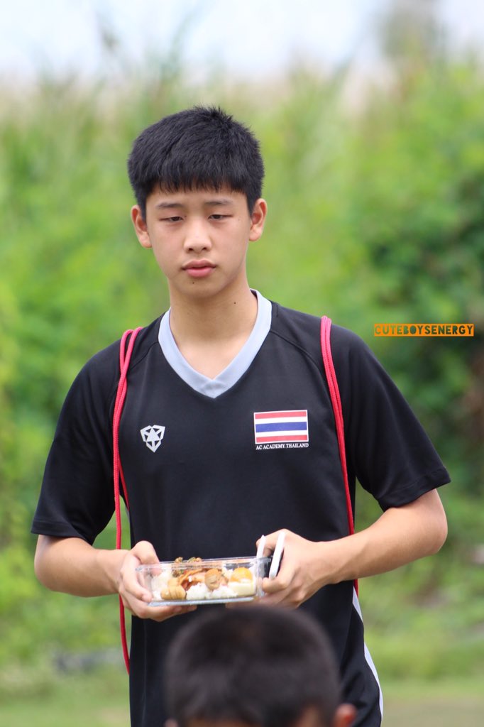 CuteBoysEnergy's tweet photo. น้องพีและข้าวของเค้า : กำลังใจข้างสนาม ⚽️⚽️⚽️ 10/06/2018 น้องพีอสช IG : @ppprt_ #AC_Energy #Ppprt_Diary #The_Energy #CuteBoysEnergy @cuteguythailand @cuteboyth @bccacx https://t.co/NB0JsXHZ3n