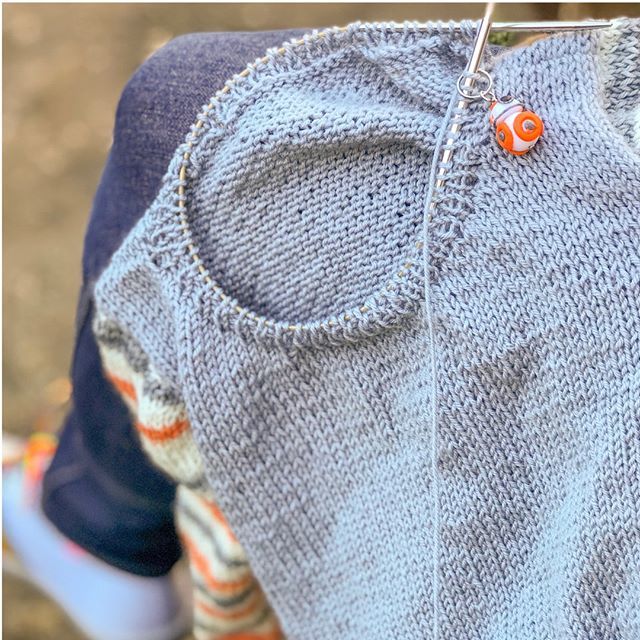 knitmoregirls's tweet photo. What’s that? Oh, just me FINISHING A SWEATER, @bostonjen1 (Detailed Ravelry Project page: https://t.co/bioZeoQaSG )#projectsweaterchest #BeatBostonJen #stashdash #teamcuteknitter https://t.co/GZR2mh4fS8 https://t.co/F96ZmmGEWn