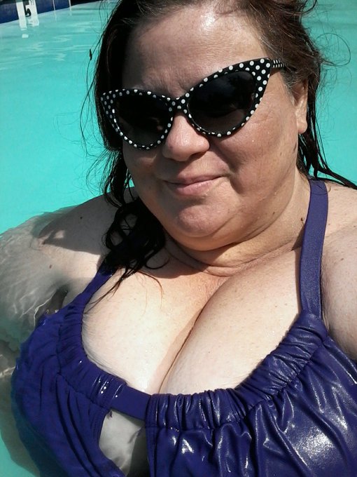 HELLO? Is this thing on? I feel like there are only a handful of people who see my posts anymore. Please<a href="/tag/ssbbw"class="tags"><span>#ssbbw</span></a>