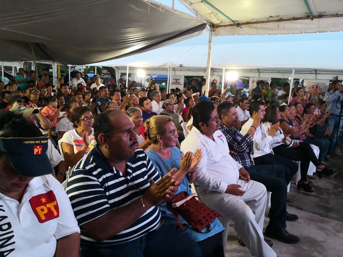SusanaHarp's tweet photo. Estoy en San Juan Baustista Tuxtepec, acompaño a la candidata a la presidencia municipal @KarinaBaronO y al candidato a diputado federal @imolinae, es una noche de la alegría y esperanza. El triunfo está cerca. #ConEsperanzaHayFuturo #JuntosHaremosHistoria #NuestraVozAlSenado https://t.co/aPF0J7Kf3W