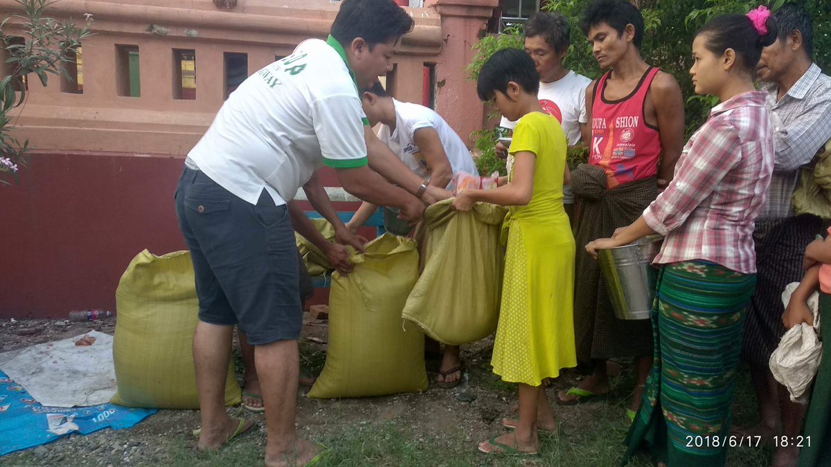 AungNaingLinn13's tweet photo. Donations of rice, nodal and pure water to flooded people with
#ေရႊျပည္ေတာ္သို႔ဆံုမွတ္. https://t.co/5t9r7mkrpg
