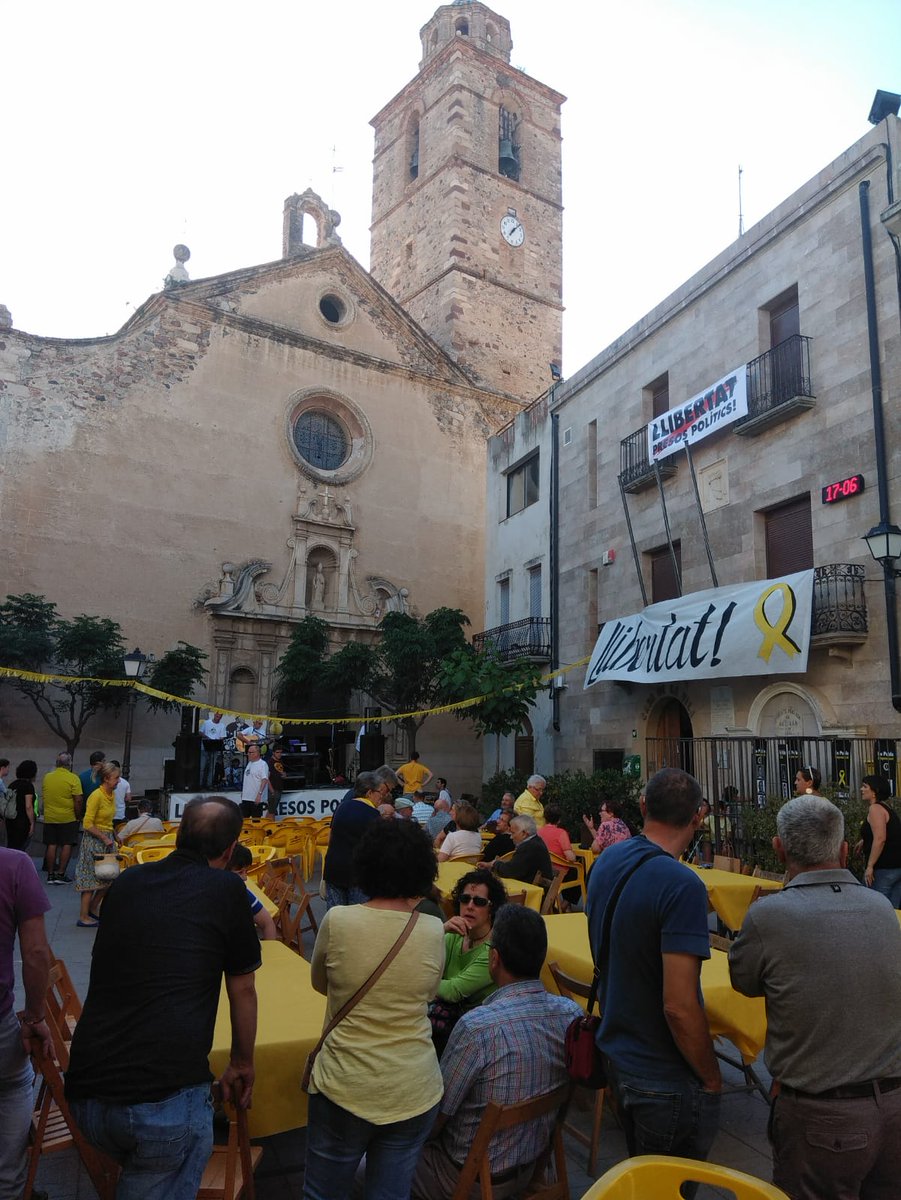 ANC_T_704's tweet photo. Gràcies @ANClAleixar per invitar-nos al berenar solidari! Junts #FemRepública ! #concertgroc #llibertatPresosPolítics #RepúblicaÉsLlibertat @ACDretsCivils https://t.co/ZMlBsDpzB9
