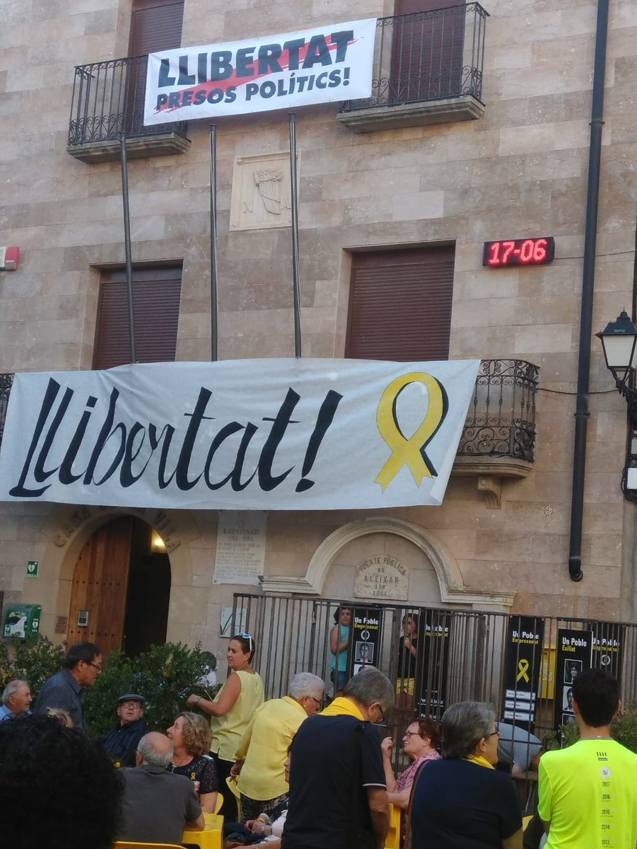 ANC_T_704's tweet photo. Gràcies @ANClAleixar per invitar-nos al berenar solidari! Junts #FemRepública ! #concertgroc #llibertatPresosPolítics #RepúblicaÉsLlibertat @ACDretsCivils https://t.co/ZMlBsDpzB9