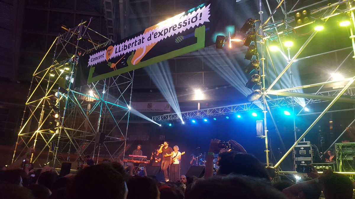 MESperMallorca's tweet image. Històric el concert per la #LlibertatdExpressió a #Palma. Gràcies associació de creadors i d"artistes. Som moltes i no en tenim por. No ens faran #callar
#democràcia i #llibertat