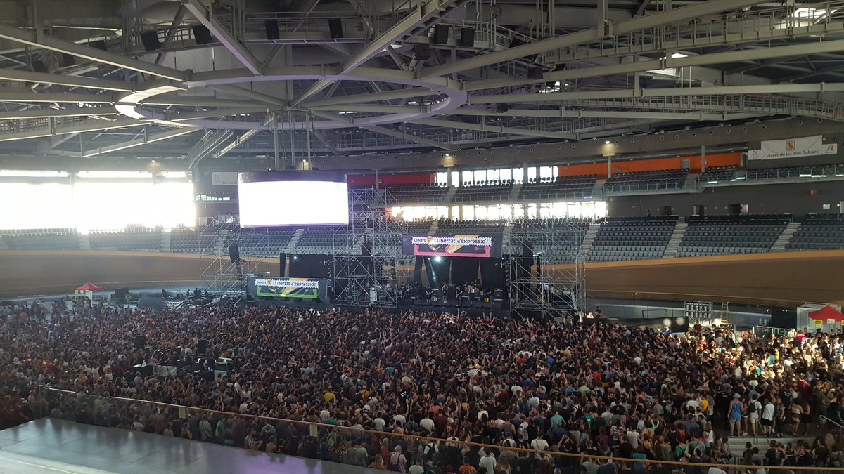 MESperMallorca's tweet image. Històric el concert per la #LlibertatdExpressió a #Palma. Gràcies associació de creadors i d"artistes. Som moltes i no en tenim por. No ens faran #callar
#democràcia i #llibertat