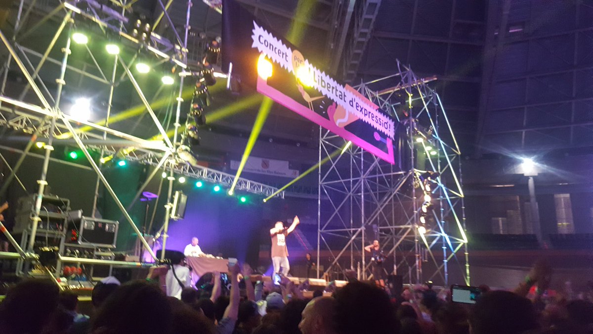 MESperMallorca's tweet image. Històric el concert per la #LlibertatdExpressió a #Palma. Gràcies associació de creadors i d"artistes. Som moltes i no en tenim por. No ens faran #callar
#democràcia i #llibertat