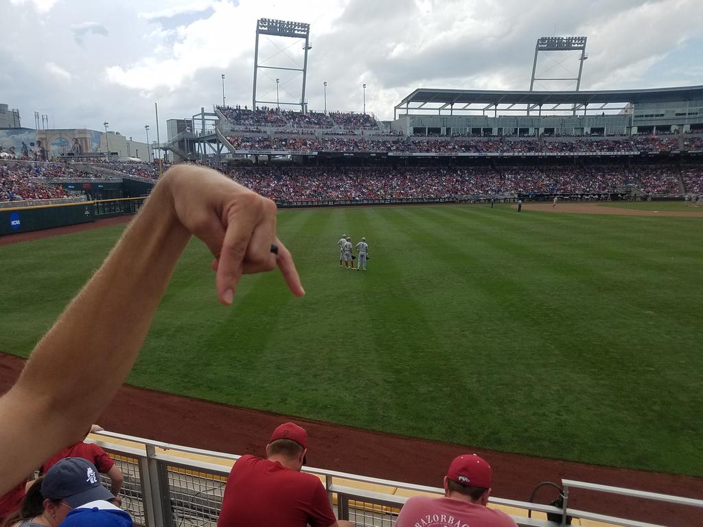 BRETTWILLIAMS_1's tweet photo. Down with the horns! #WPS #GoHogsBeatTexas https://t.co/ssauN2e2C3