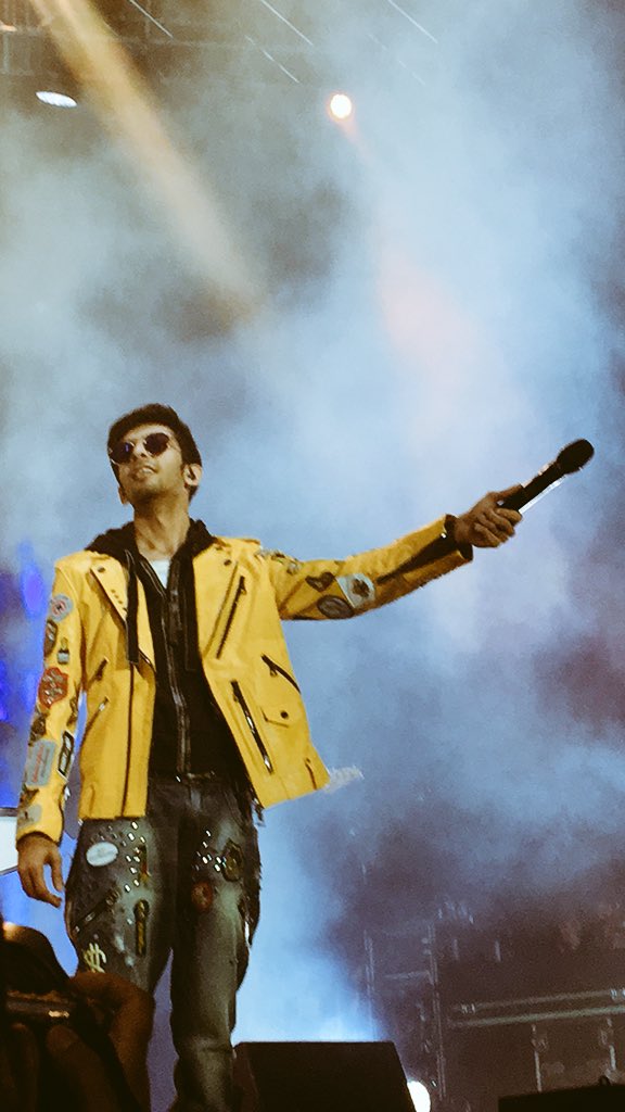 divya_valli's tweet photo. One of the craziest time I had! Aada 💃🏻 theyriyadha ennaiye aada vechutingale @anirudhofficial ♥️ Rockstar for a reason! #AnirudhLiveinLondon https://t.co/zRWtfr617K