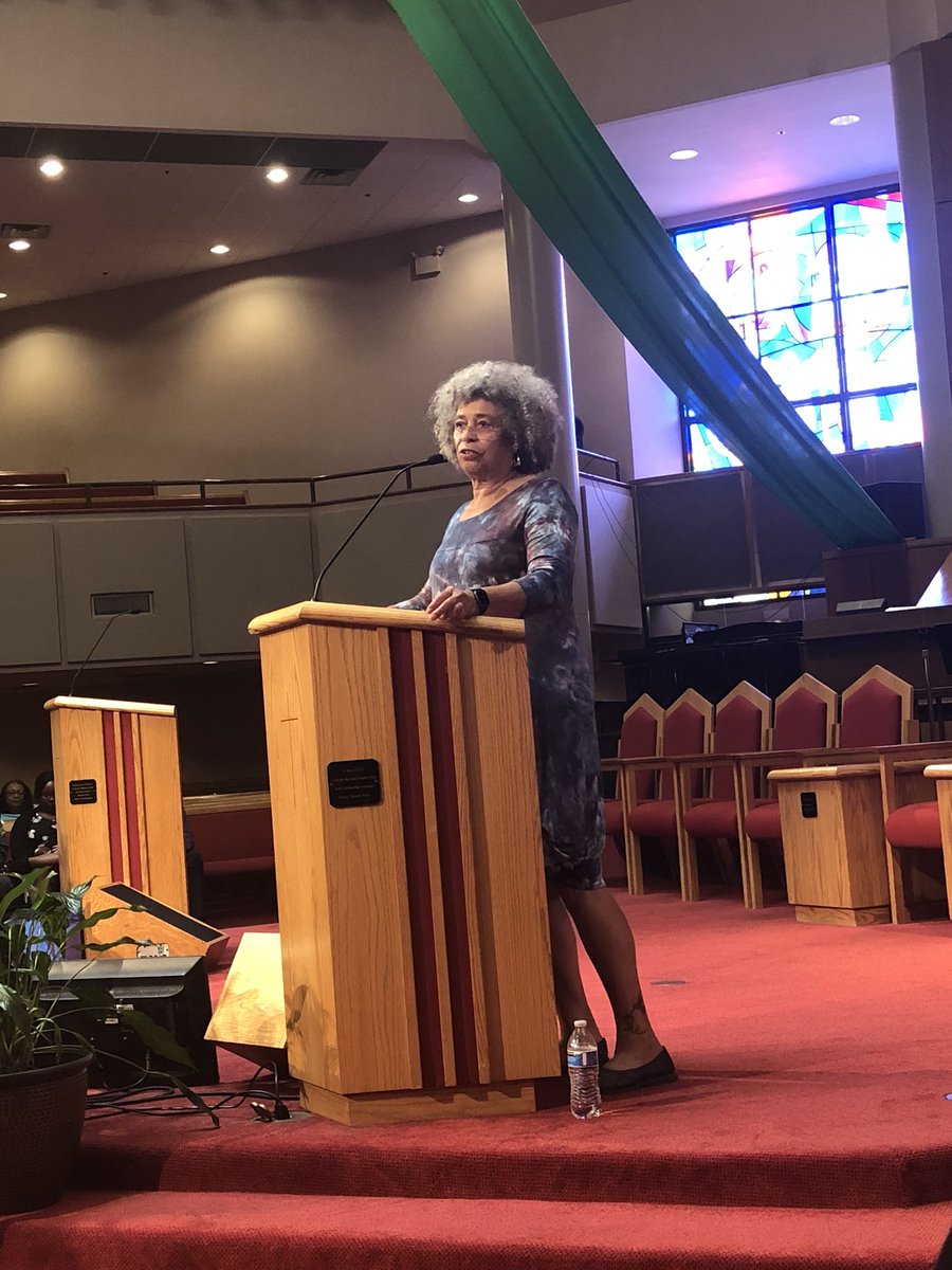 BLMChi's tweet photo. Angela Davis is now speakint, closing out the Rally to Welcome home survivors of Police torture #PeoplePowerWeekend https://t.co/Dn80YNCxKQ