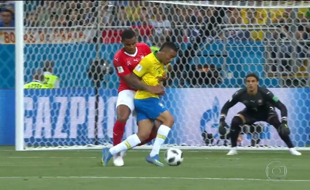 chanyeolUye's tweet photo. #BRAxSUI
Tava tão frio q ele decidiu esquentar o gabriel https://t.co/tEOaJzglNn