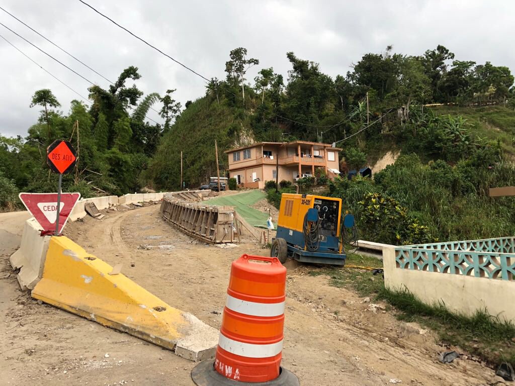 ReynaldoAlegria's tweet photo. A nueve meses del huracán María, muchos siguen olvidados, sin luz y sin accesos seguros. Aquí algunas imágenes tomadas en la Carretera 140 en Caonillas, Utuado #PeErre #LuzParaBenitoYCatin #78PueblosUnPais @yanira_belen @nsebazco @UtuadoEstaKbron https://t.co/tAOi1mHZ3D