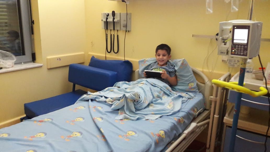 GeschadigtenTR's tweet photo. Während sich Birgul Koçal und zwei Kinder auf den Weg nach Deutschland vorbereiteten, wurde bei ihm Leukämie diagnostiziert. Die Blutwerte waren sehr kritisch geworden und die Griechischen Ärzte begannen mit der Chemotherapie. Der Flugreise ist für ihn jetzt sehr kritisch. https://t.co/3K3MxOaBXG