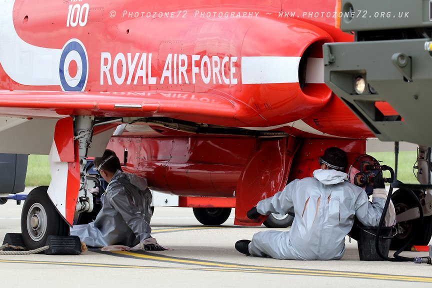 EssexHebridean's tweet photo. What would the @rafredarrows display be without the Red, White & Blue smoke? Spare a thought for the @DyeTeam2018 #ColourMagicians sweating away in their dye-suits! https://t.co/mjuJLu1rfA