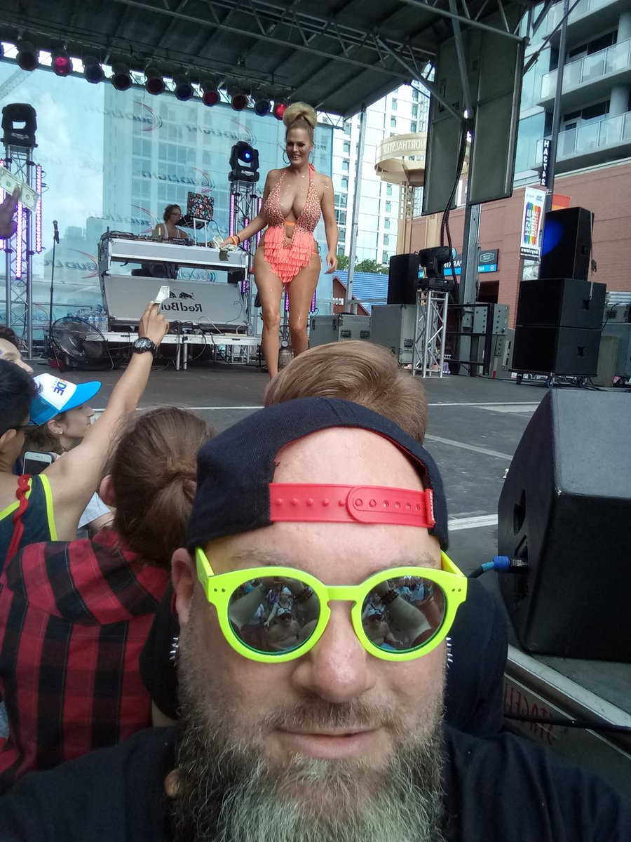 Robogiggles's tweet photo. @mimimarks11 THIS is how to start my #pride day !! MIMI MARKS !!! #MimiMarks #Chicago #Superstar #Legend !!! https://t.co/Nv0H2Po4qY