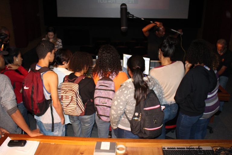 ctavsav's tweet photo. O CTAv inaugurou na última semana o Programa Formação do Olhar, com a visita do Ciep 435 Hélio Pellegrino. A ação é voltada às escolas públicas do Rio de Janeiro em que os alunos assistem a um filme e conhecem os espaços e atividades do órgão. Agende: joana.lima@cultura.gov.br https://t.co/sgBfHXifKo