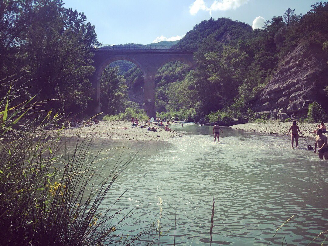 jessmcsperitt's tweet photo. My Sunday swim search swooped me back to #labuca because it’s got everything ~ a bar, a bridge, benches, bbqs, and bathers👌🏽https://t.co/XAUNlZIVpc
#riverside #fiume #inemiliaromagna #italy @casteldelrio @visit_er @Italia @Walks @TheLocalItaly @GxEmiliaRomagna @emiliaromagna https://t.co/E0GFxQHLhs